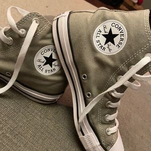 New army green converse women’s size 8/mens 6